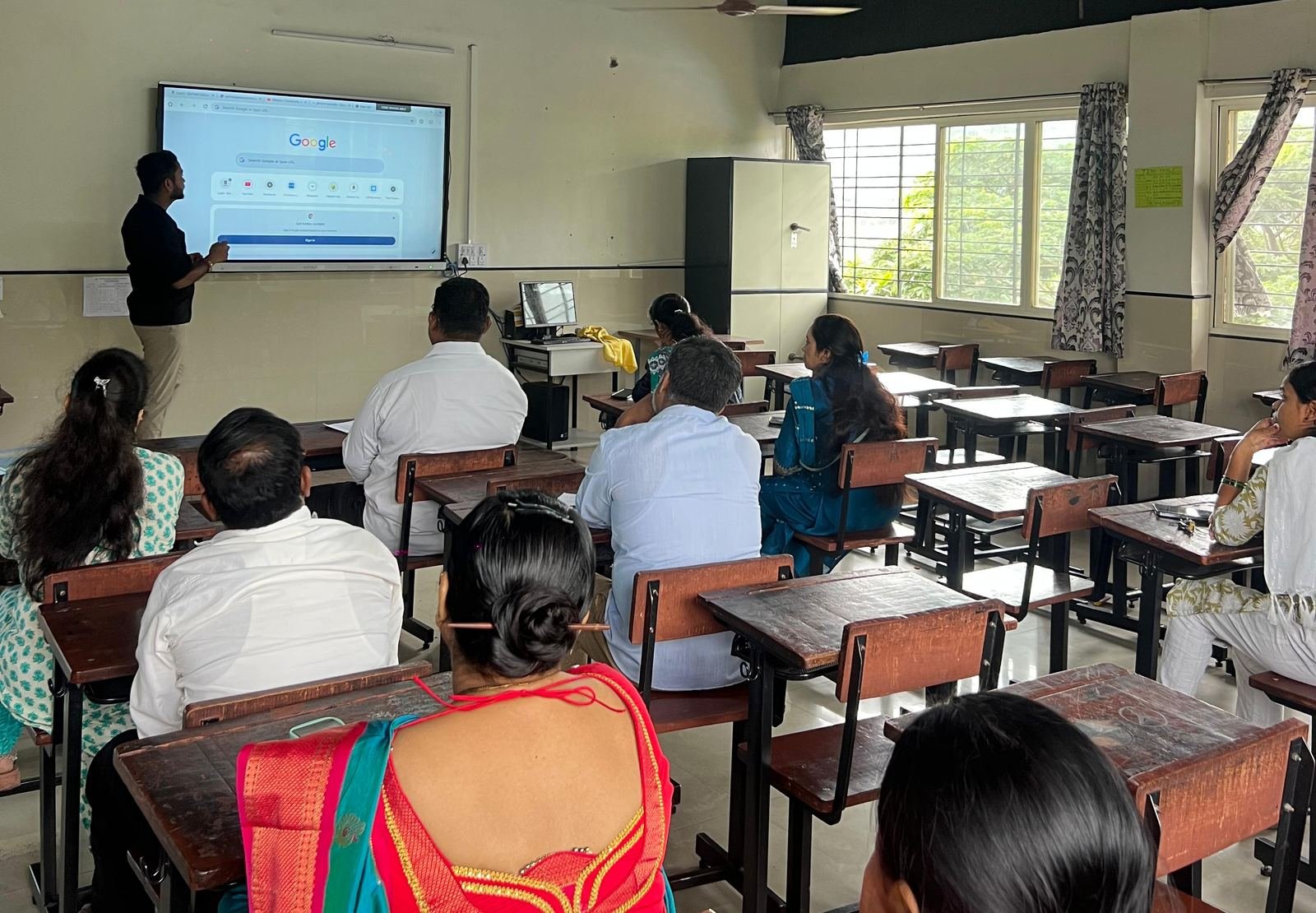 TheOFCO running a digital skills session for parents and staff